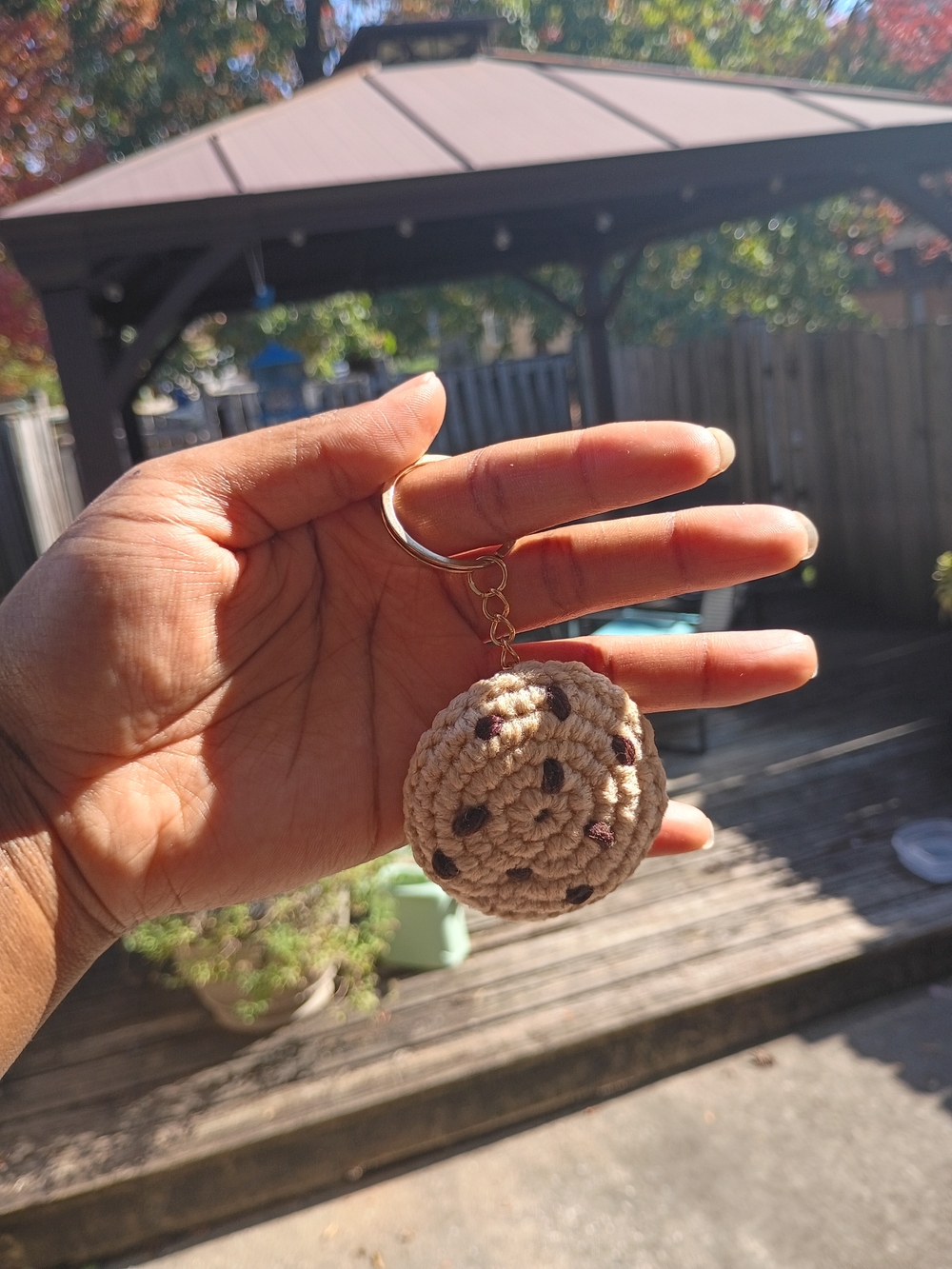 1pc Unisex Handmade Crochet Chocolate Chip Cookie Keychain - Beige